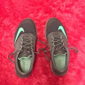 Nike women’s tennis shoe